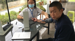 银河集团9873com玻璃邀请连云港长寿医院体检科医务人员来公司对公司员工进行职业健康体检